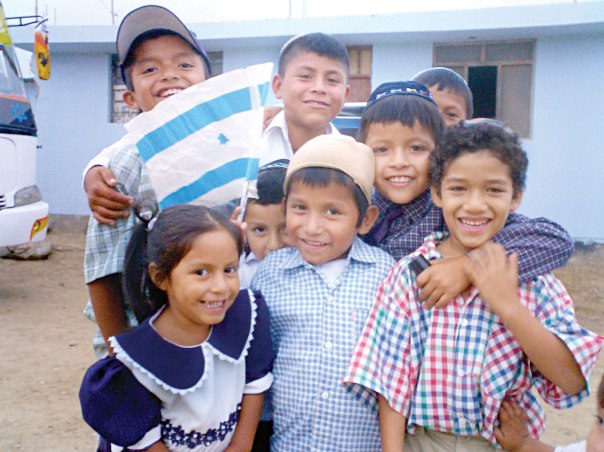 גויים גמורים המבקשים להצטרף לעם היהודי ולאמונתו. ילדים מקרב המתייהדים בפרו