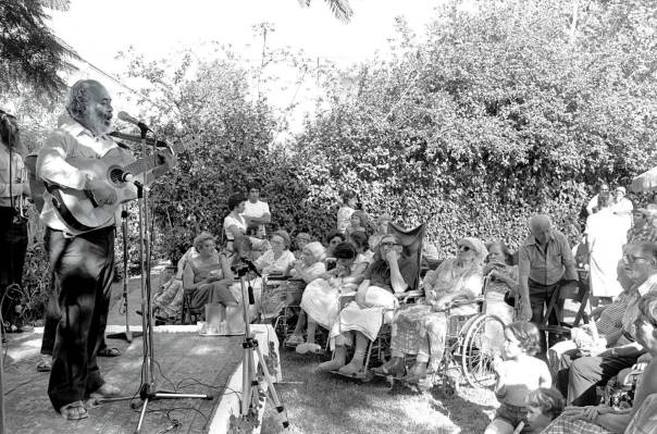 הרב שלמה קרליבך בהופעה בפני חולים כרונים, שכונת יד אליהו, 1980 צילום: משה מילנר, לע"מ