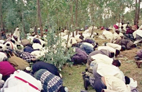 כריעות והשתחוויות במעלה הדרך אל ההר. הסיגד באדיס אבבה, תשנ"ח באדיבות ארכיון התצלומים של בית התפוצות בתל אביב ושושנה בן דור