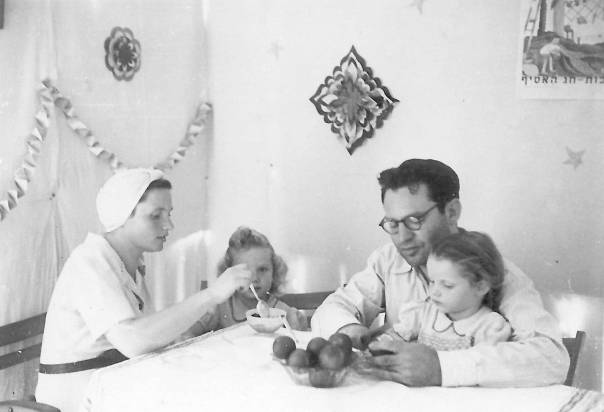 הרב אברהם צוקרמן עם אשתו ובנותיו הגדולות  הצילומים באדיבות המשפחה 