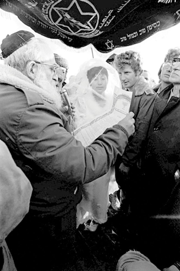 חתונה צבאית בסיני, 1974 צילום: אבי שמחוני,
ארכיון משרד הביטחון