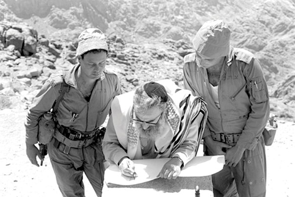 ממול: כתיבת ספר תורה לזכר חללי צה"ל שנהרגו במלחמת ששת הימים, על פסגת הר סיני, 1967 צילום: אלכס אגור, ארכיון משרד הביטחון 