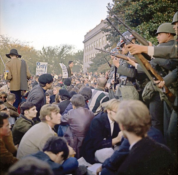 מטרת אי־הציות היא לתרום למדינה. הפגנה נגד מלחמת וייטנאם בפנטגון, 1967