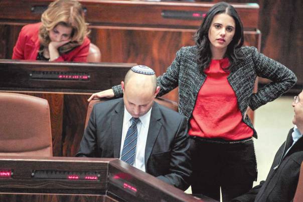 "טשטוש גבולות המגזר זה שיש שומרי מצוות בשלל מפלגות, ויש חילונים בבית היהודי - דבר שאני דחפתי אליו בכל כוחי. טשטוש גבולות המגזר זה שהתרבות הדתית נעשית גם בכלים חילוניים. בכל אלה יש המון ברכה" - איילת שקד  ונפתלי בנט במליאת הכנסת, 2014 צילום: פלאש 90 
