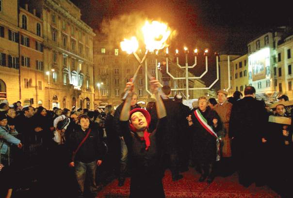 הדלקת נרות חנוכה ברומא, 2004 צילום: אי.פי.אי