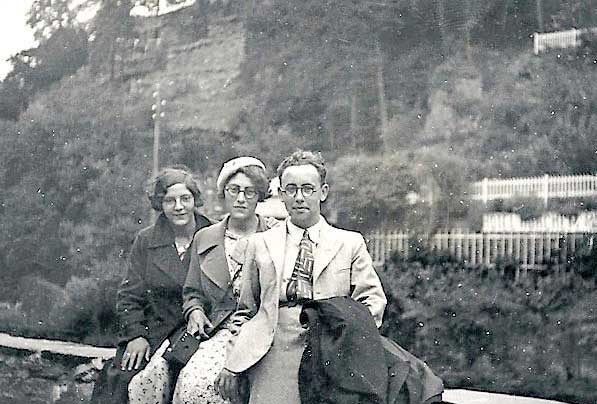 בחרו להתמודד עם השכול והמחסור על ידי פעילות ציבורית. אהרון וריינה דה פריס־ספיר ושרה ספיר, אִמה של כותבת המאמר צילומים: באדיבות המשפחה