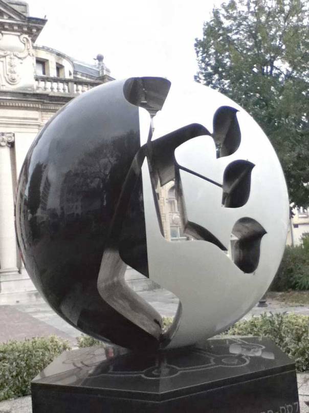 ניקוד קולע. פסלו של ריימונד מורטי לזכרו של רש"י בעיר טרואה, צרפת צילום: ליאור קפלן 