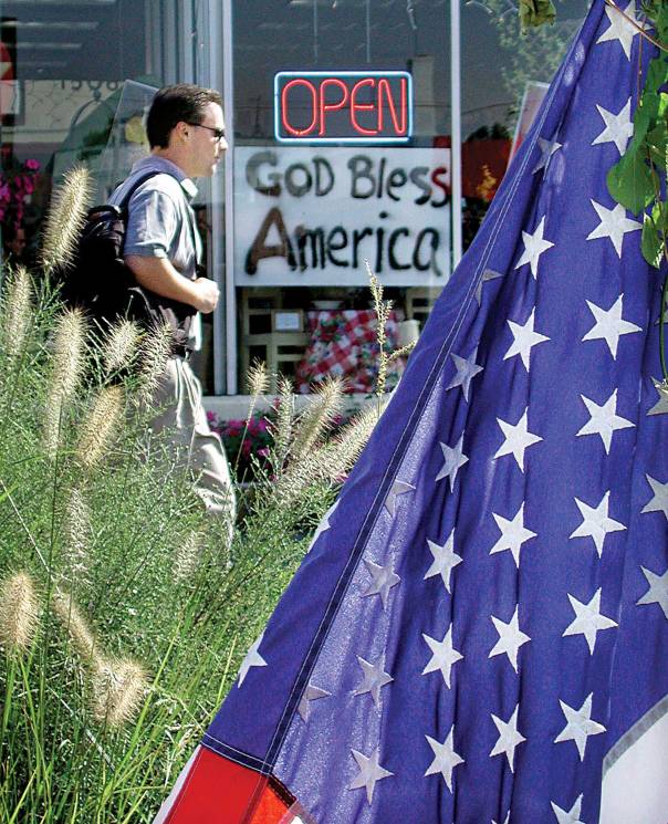 לא כפייה דתית, אלא הצהרה פטריוטית. שלט "אלוהים, ברך את אמריקה", וירג'יניה, ארה"ב צילום: רויטרס 