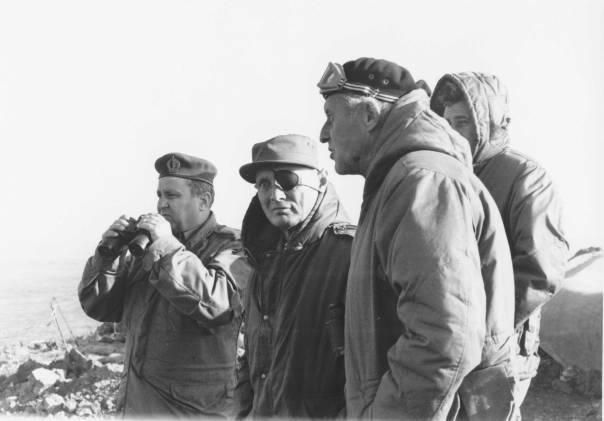 אמר כבר ביום השני שצריך להגיד לעם את האמת. דיין בביקור ברמת הגולן מיד לאחר המלחמה, 1973 צילום: באדיבות ארכיון צה"ל במשרד הביטחון 