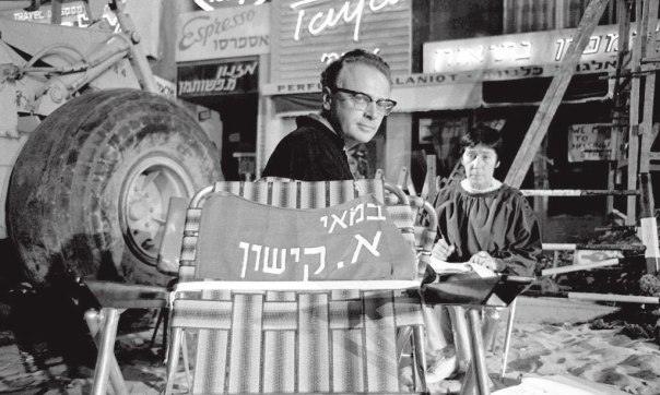 נדמה כאילו אמר, לא רוצים - אז לא צריך. קישון על כיסא הבמאי בסט הצילומים של "ארבינקא", 1967 צילום: יעקב אגור ז"ל, באדיבות המרכז הישראלי לתיעוד אמנויות הבמה, אוניברסיטת תל אביב 