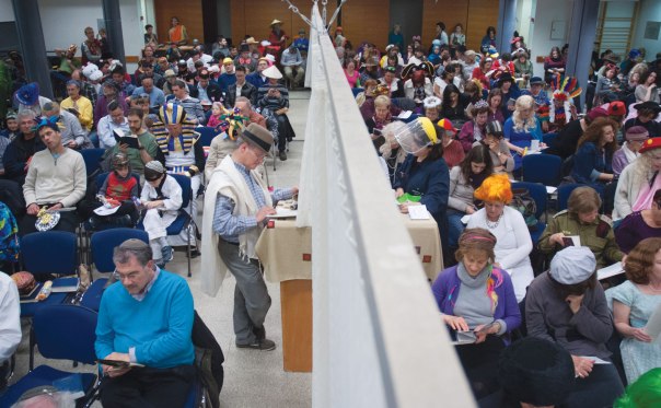 "'שירה חדשה' עוזרת לי, היא מרגיעה את הדיסוננס". קהילת שירה חדשה בפורים האחרון  צילום: יצחק וולף‎ 