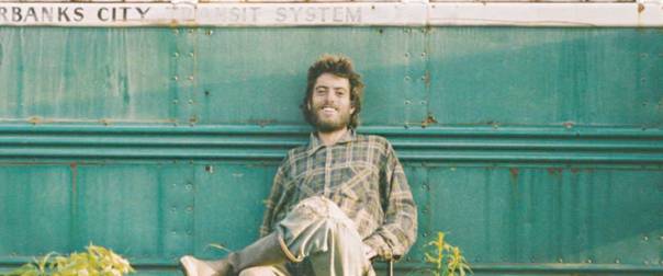 מאחורי חזות הנווד המוזנח התגלה צעיר נעים, רהוט ומשכיל. כריסטופר ג'ונסון מקנדלס, מתוך הסרט "עד קצה העולם" צילום: יח"צ 