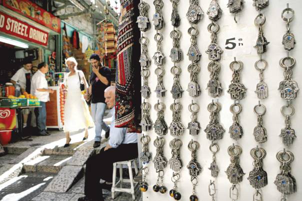 כשהילד שלנו חולה ניתן לו אנטיביוטיקה, ולא נסתפק בחוט אדום או בקמע. דוכן למכירת חמסות, ירושלים  צילום: פלאש 90 