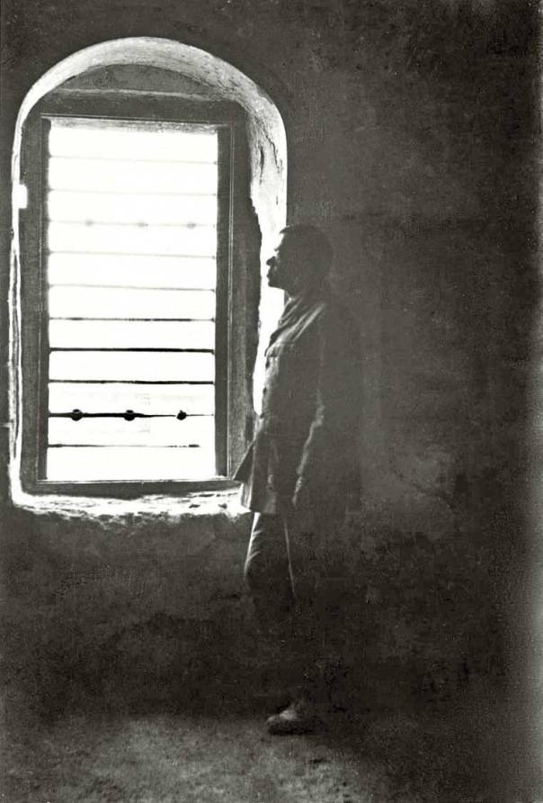 זאב ז'בוטינסקי בתאו בכלא עכו, 1920 צילום: יעקב בן דב,  הספרייה הלאומית ירושלים, אוסף שבדרון 