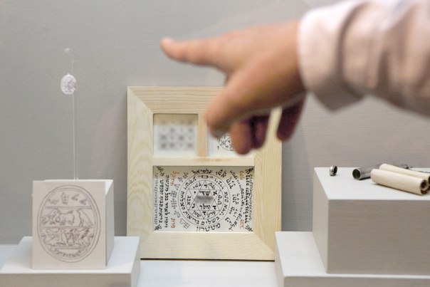 סוד כמוס הגנוז בתוך חפץ פיזי קטן. התערוכה "מלאכים ושדים" במוזיאון ארצות המקרא, ירושלים 2010  צילום: אי.אפ.פי