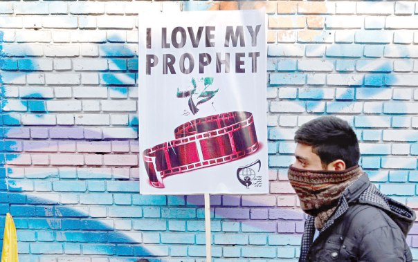 טענת ה"אסלאמופוביה" משתיקה כל ביקורת רציונלית. הפגנה  נגד שרלי הבדו, איראן, 2015 צילום: אי.פי.אי 