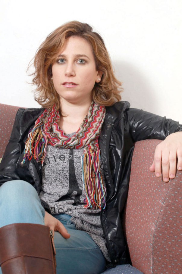    מירב: כשנבחנתי לרימון שרתי שיר שכתבתי על הקשר עם הקב"ה, ויהודה עדר, ראש המגמה להלחנה, אמר לי 'את דתייה, נכון?'. זה היה לי נורא מוזר. תן  לדבר על המוזיקה. בהתחלה הוא זכר אותי בתור הדתייה, ואחר כך בתור מירב