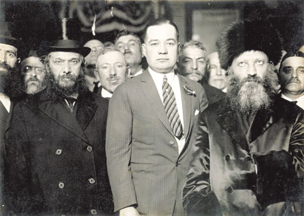 הרב קוק בראש משלחת רבנים  לארה"ב, עם ראש עיריית ניו יורק ויליאם אודוויר, ‎1924