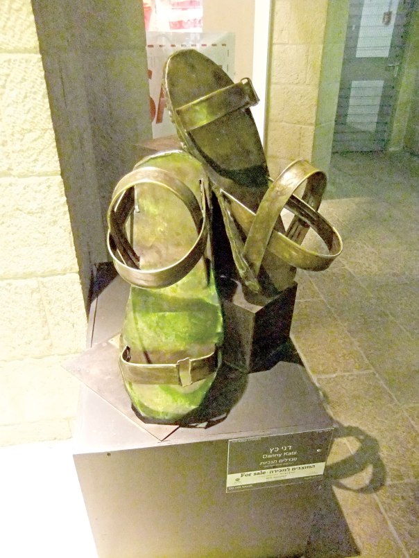 תופסים מקום חשוב אצל אוכלוסיית רגישי-הטמפרטורה-בקצות-הגוף. דגם סנדלים תנ"כיים שהוצג בתערוכה בשדרות ממילא, ירושלים, 2011