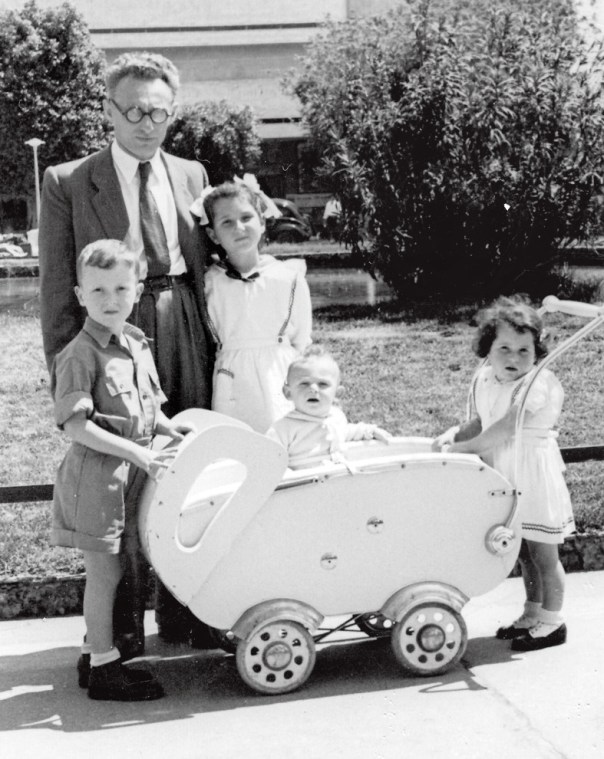 אלדד עם בתו נעמה (לצידו) ובנו אריה (בעגלה), 1951