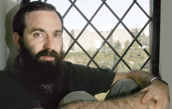 מימין: יונדב קפלון. "המשוררים הדתיים פירשו את השירה החילונית בצורה אותנטית ויצרו  שירה מעניינת"  צילום: מרים צחי 