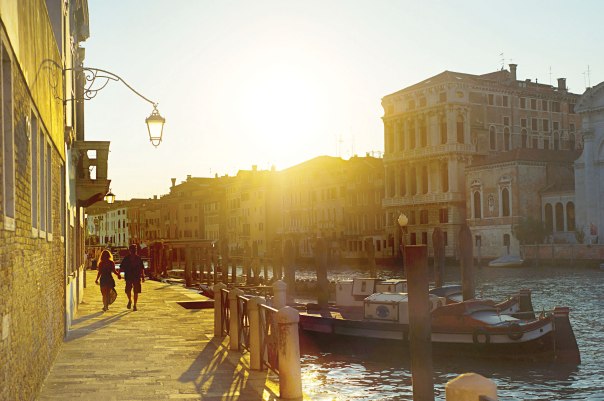 עם שתיקות לא בונים רומן היסטורי. זוג באיטליה צילום אילוסטרציה: שאטרסטוק