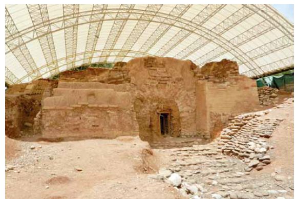 עיר בצורה וגדולה בעלת חומות אדירות. השער הכנעני בתל דן