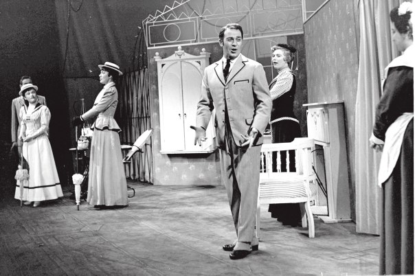 הרפרטואר המתורגם היה עשיר ומגוון. סצנה מהצגה של המחזאי ברנרד שו בתיאטרון הקאמרי, 1957 צילום: לע"מ 
