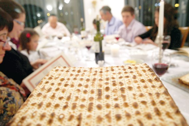 ניתן לקיים את מצוות "שבת אחים גם יחד" מבלי לגרוע מן הנורמות האישיות. שולחן סדר פסח צילום: נתי שוחט, פלאש 90 