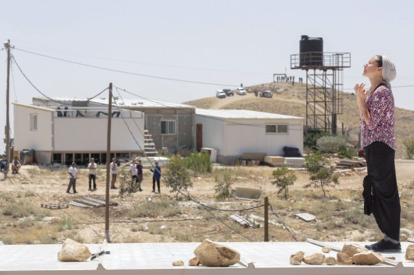 חמש דקות מטפוריות לפני הפינוי שיהיה או לא יהיה. מאחז מעלה רחבעם לפני הפינוי, מאי 2014 צילום: פלאש 90