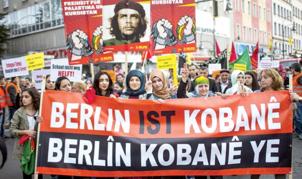הן דווקא לא הצטרפו. מפגינות נגד דאעש בברלין צילום: רויטרס