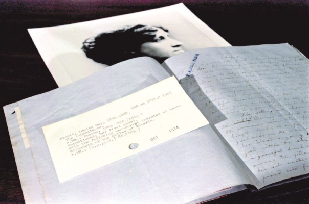 אצבע מאשימה כלפי גברים התופסים את האישה כיצור טהור וחסר ישע. כתב היד של ספרה הראשון של לואיזה מיי אלקוט מ-1849 צילום: רויטרס 