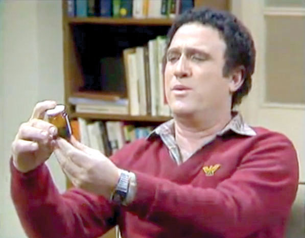 גן עדן להיפוכונדרים. יורם ב"קרובים קרובים"  צילום מסך‎ 