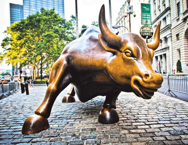 סכנה של יצירת דת חדשה המעריצה כוח. פר הזהב של וול סטריט, ארתורו די מודיקה, 1989 צילום: שאטרסטוק