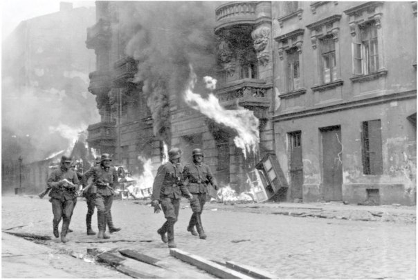 לראות במרד פרשת גבורה הרואית, מבלי להפחית בערך גבורת ההבלגה. פטרול גרמני בגטו ורשה הבוער, 1943