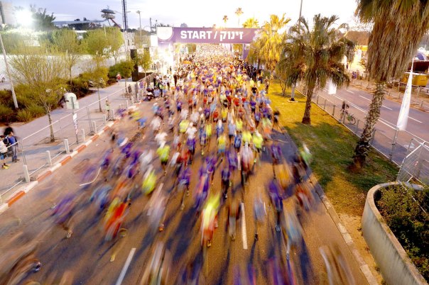 בטוחים בהתחלה, לא ודאיים לגבי הסוף. רצים במרתון  תל אביב 2015 צילום: אביר סולטן,  פלאש 90 