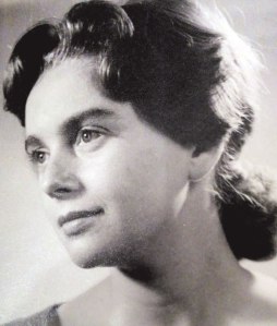 השואה עדיין ממלאת אותי, אין לי שום רצון לכתוב על משהו אחר". עדה פגיס בצעירותה רפרודוקציה מאלבום המשפחה 