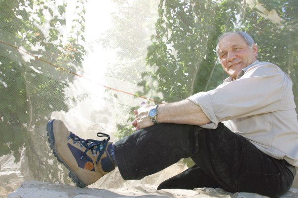 "חנן ואני נעשינו לידידים קרובים ובמהלך השנים למדנו בכפר עציון, כשהוא שומע את שיעוריי ואני את שיעוריו. כיוון שחנן חוצב מנטיית הדרשנות ואני איש הפשט, היו ה"מריבות" בינינו בוקעות עד לב השמים" צילום: מרים  צחי