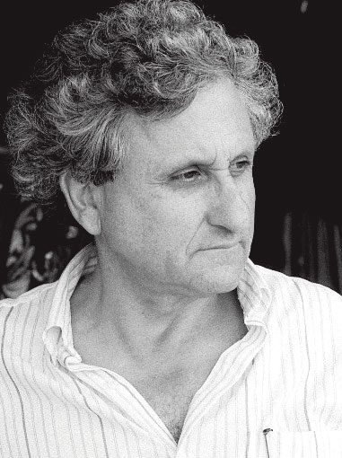 התבייש בגלימה המזרחית של סבו. א"ב יהושע, 1991 צילום: מוטי קיקיון 