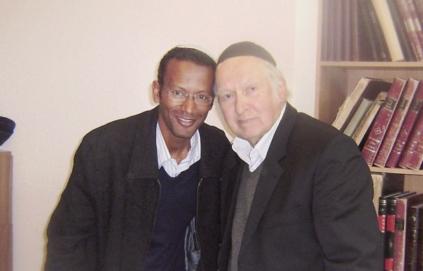 לא הבחין בין עור כהה לעור בהיר. הרב ליכטנשטיין והרב שלום