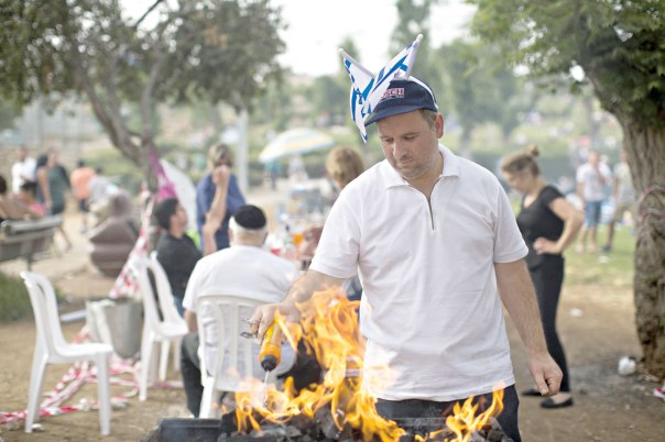 איפה המנהגים האלו ואיפה ריקודי ההורה הסוחפים של ראשית המדינה. מנגל יום העצמאות בירושלים צילום: יונתן זינדל, פלאש 90