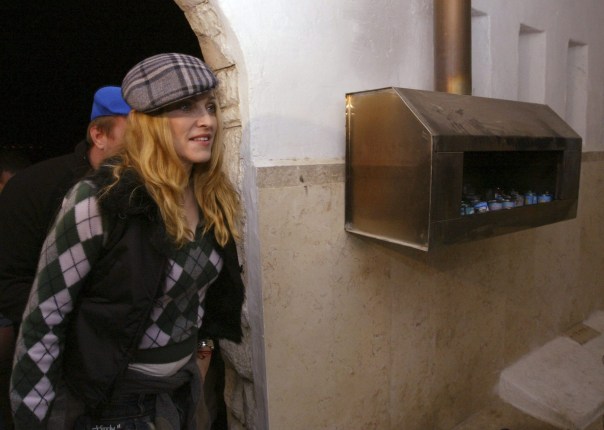 מדונה בביקורה בישראל, בקבר הרב יהודה לייב אשלג, בעל "הסולם", 2004 צילום: אי.פי.אי 