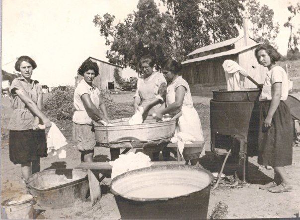 מתח בין "החיים" לאמנות. עובדות בקיבוץ גבעת השלושה  צילום: הארכיון לתולדות פתח תקוה ע"ש עודד ירקוני 