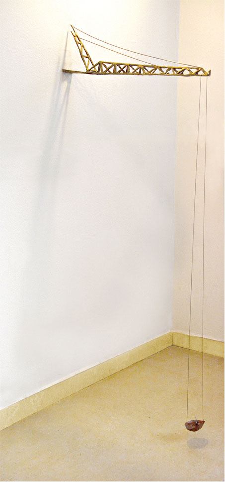 גם מה שנראה חזק וגס תלוי על בלימה.
"כוח עילוי", 2013 צילומים: נעמה מושקין