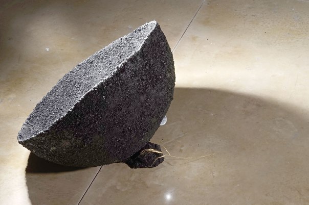 בין יהלום במכרה פחם, ביצית ברחם או ירח בגלקסיה חשוכה. "כדור שחור", 2015 צילום: אלדד מנוחין