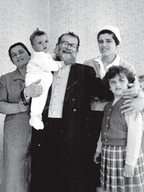 הרב שאול ישראלי עם אשתו, שתי בנותיו ונכדו הראשון, תש"ך צילום: באדיבות המשפחה 