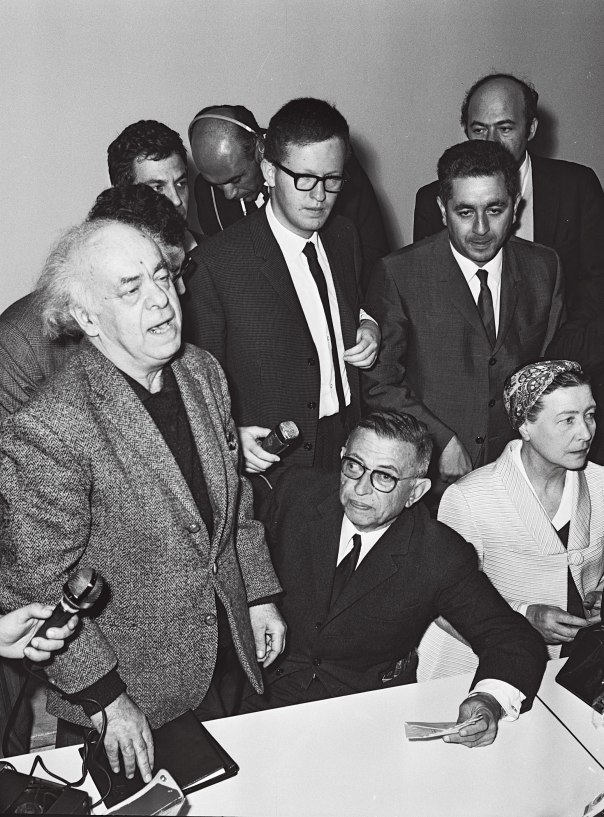 מתוך השירים מתגלה מאמין גדול באלוהים. אברהם שלונסקי בקבלת הפנים לז'אן פול סארטר וסימון דה בובואר בביקורם בארץ, 1967 צילום: קלוגר זולטן, לע