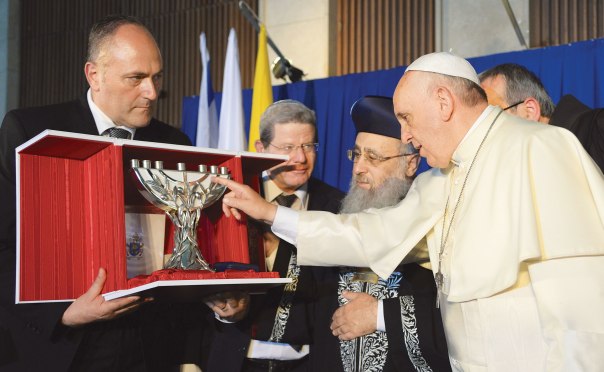 "לא יכול להיות נוצרי אנטישמי". האפיפיור פרנציסקוס בפגישה עם הרבנים הראשיים בעת ביקורו בישראל, 2014  צילום: חיים זך, GPO, פלאש 90 