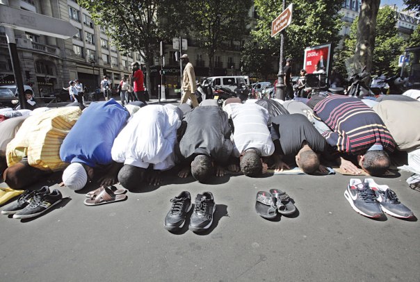 האסלאם הצרפתי מוצג כאלטרנטיבה מפתה. תפילת מוסלמים בחודש הרמדאן, פריז 2010 צילום: אי.פי.אי 
