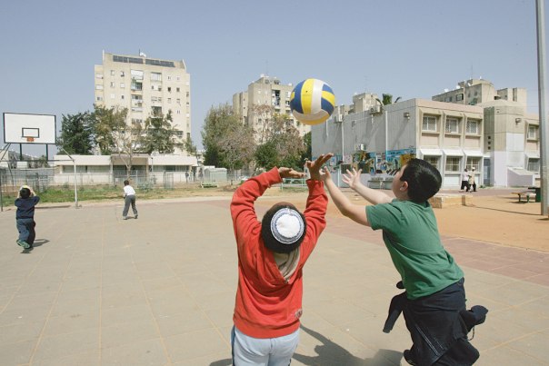 הטיה לעבר ציבור אחד. ילדים בחצר
בית הספר צילום: מרים צחי